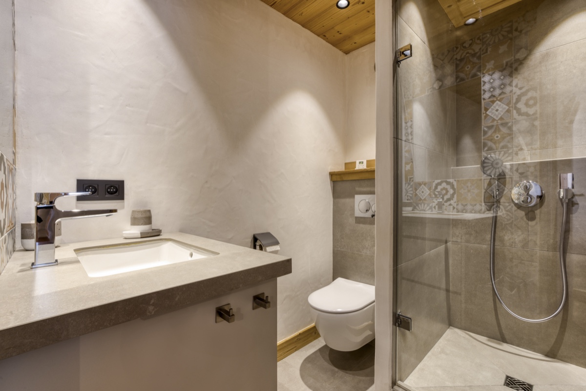 Ensuite bedroom floor 2